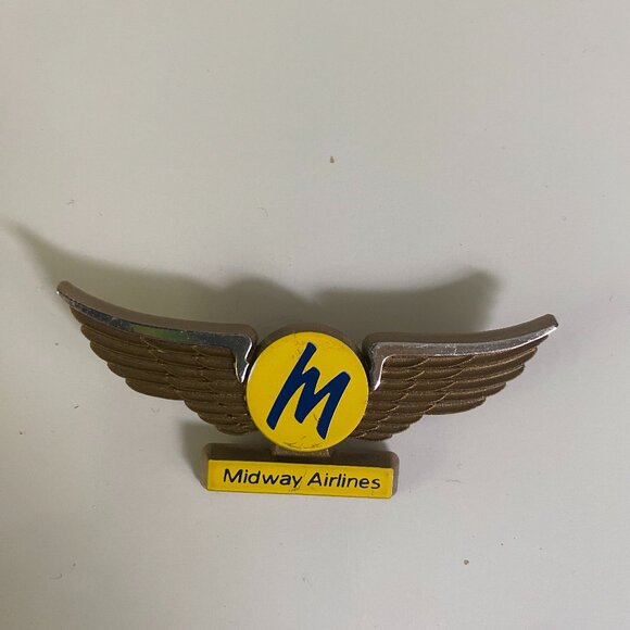 Midway Airlines Vintage Kids Pilot Wings Plastic Pin Badge Tuckahoe NY - Picture 1 of 3